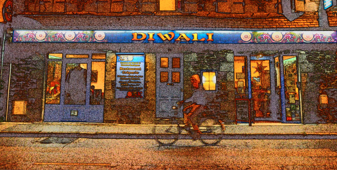 La façade colorée du restaurant Diwali à Kérinou
